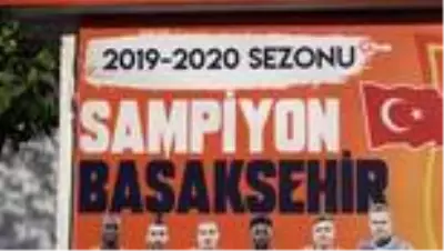 Fanatik çeşme şampiyon Medipol Başakşehir'in renklerine boyandı Fanatik çeşme şampiyon Medipol Başakşehir'in renklerine boyandı