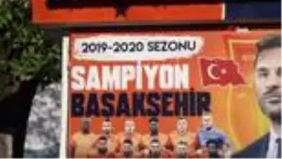 Fanatik çeşme şampiyon Medipol Başakşehir'in renklerine boyandı Fanatik çeşme şampiyon Medipol Başakşehir'in renklerine boyandı