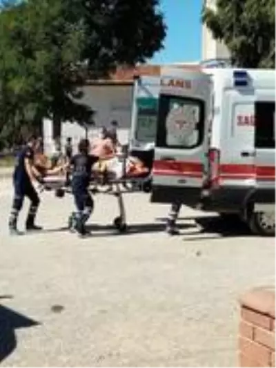 Fren yerine gaza basınca otomobiliyle eczaneye girdi: Kaza anı kamerada Fren yerine gaza basınca otomobiliyle eczaneye girdi: Kaza anı kamerada