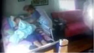 Vicdansız bakıcı, İstiklal Gazisinin yatalak eşine şiddet uyguladı! Olay anı kamerada Vicdansız bakıcı, İstiklal Gazisinin yatalak eşine şiddet uyguladı! Olay anı kamerada