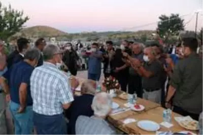 Vakaların arttığı şu günlerde olacak iş değil! İYİ Parti'nin programında maske ve sosyal mesafe hiçe sayıldı Vakaların arttığı şu günlerde olacak iş değil! İYİ Parti'nin programında maske ve sosyal mesafe hiçe sayıldı