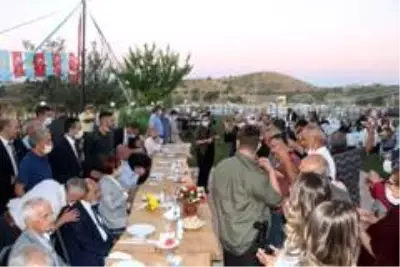 Vakaların arttığı şu günlerde tepki çeken görüntü! İYİ Parti'nin programında maske ve sosyal mesafe hiçe sayıldı Vakaların arttığı şu günlerde tepki çeken görüntü! İYİ Parti'nin programında maske ve sosyal mesafe hiçe sayıldı