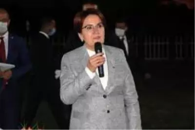 Vakaların arttığı şu günlerde tepki çeken görüntü! İYİ Parti'nin programında maske ve sosyal mesafe hiçe sayıldı Vakaların arttığı şu günlerde tepki çeken görüntü! İYİ Parti'nin programında maske ve sosyal mesafe hiçe sayıldı