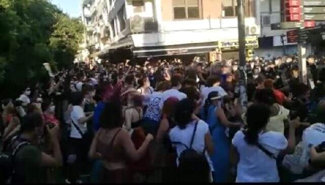 İzmir'de izinsiz yürüyüş yapmak isteyen kadınlara polis müdahale etti: 16 gözaltı İzmir'de izinsiz yürüyüş yapmak isteyen kadınlara polis müdahale etti: 16 gözaltı