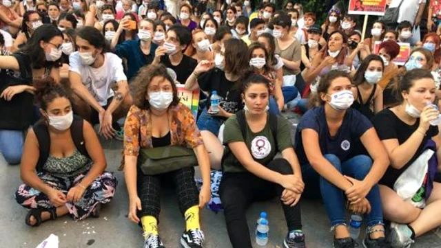 İzmir'de izinsiz yürüyüş yapmak isteyen kadınlara polis müdahale etti: 16 gözaltı