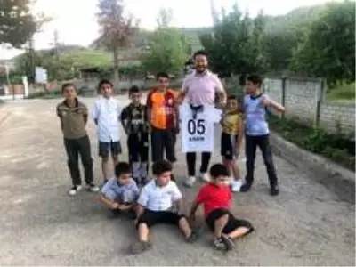 Kadir Çakır, imzalı Beşiktaş formasına kavuştu Kadir Çakır, imzalı Beşiktaş formasına kavuştu