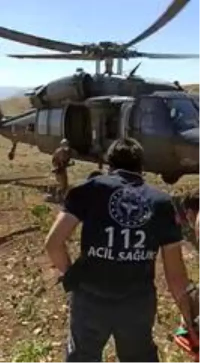 Kalp krizi geçiren çoban, askeri helikopterle hastaneye yetiştirildi Kalp krizi geçiren çoban, askeri helikopterle hastaneye yetiştirildi