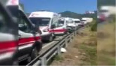 Otomobil ile kamyonun çarpıştığı kazada can pazarı yaşandı: 2 ölü, 3 yaralı Otomobil ile kamyonun çarpıştığı kazada can pazarı yaşandı: 2 ölü, 3 yaralı