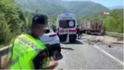 Otomobil ile kamyonun çarpıştığı kazada can pazarı yaşandı: 2 ölü, 3 yaralı Otomobil ile kamyonun çarpıştığı kazada can pazarı yaşandı: 2 ölü, 3 yaralı