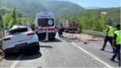 Otomobil ile kamyonun çarpıştığı kazada can pazarı yaşandı: 2 ölü, 3 yaralı Otomobil ile kamyonun çarpıştığı kazada can pazarı yaşandı: 2 ölü, 3 yaralı