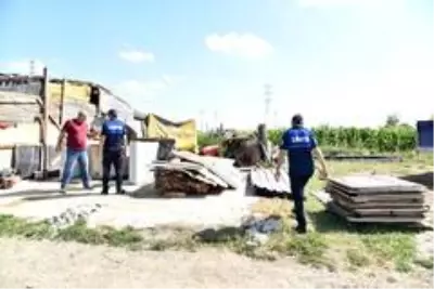 Kartepe'de kaçak ahırların yıkımı devam ediyor Kartepe'de kaçak ahırların yıkımı devam ediyor