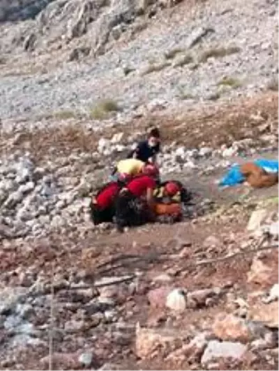 Kayalıklara düşen İngiliz pilotu JÖAK ve JAK kurtardı