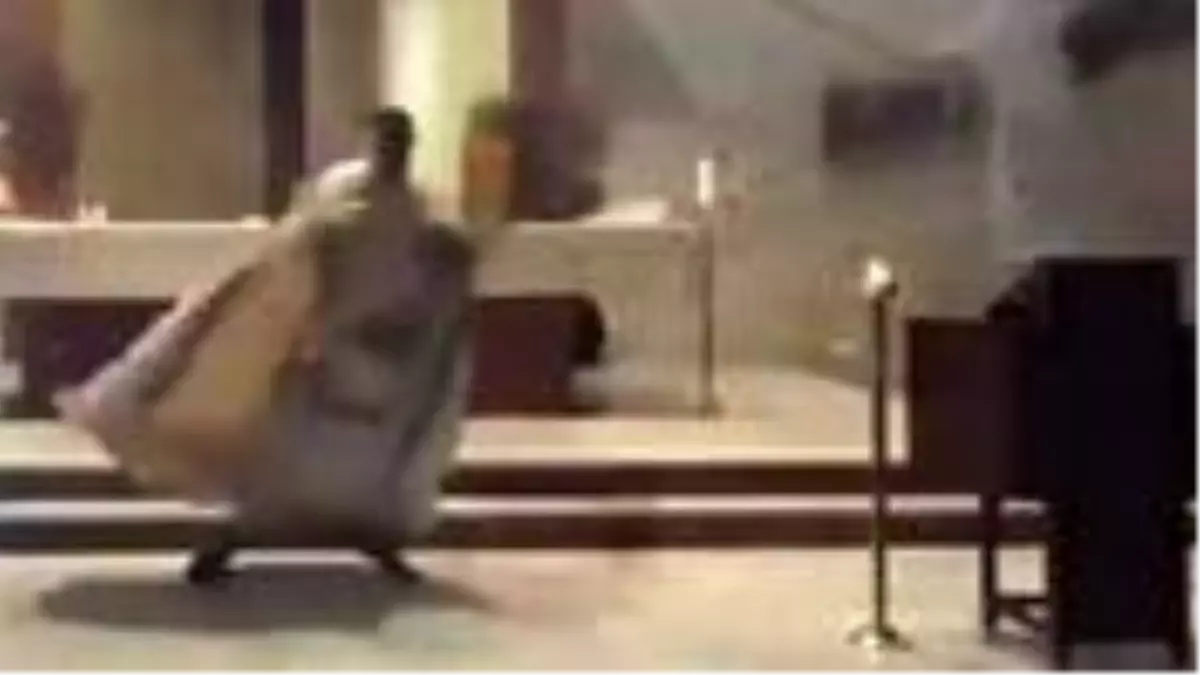 Kilisede ayin yapan papazın Beyrut'taki korkunç patlamadan kaçış anı saniye saniye görüntülendi