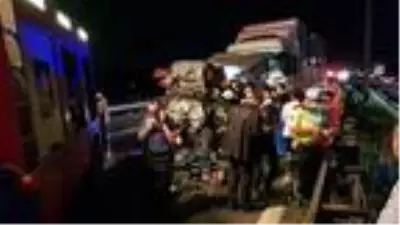 Son dakika haberi... Kocaeli'de zincirleme kaza: 1 ölü, 2 yaralı (1) Son dakika haberi... Kocaeli'de zincirleme kaza: 1 ölü, 2 yaralı (1)
