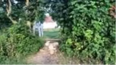 Komşusu 'tapulu arazim' diyerek evinin yolunu kapattı Komşusu 'tapulu arazim' diyerek evinin yolunu kapattı