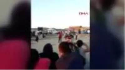 KONYA Hem sosyal mesafeyi hiçe saydılar hem de çocuğun eline tabanca verip ateş ettirdiler - YENİDEN KONYA Hem sosyal mesafeyi hiçe saydılar hem de çocuğun eline tabanca verip ateş ettirdiler - YENİDEN