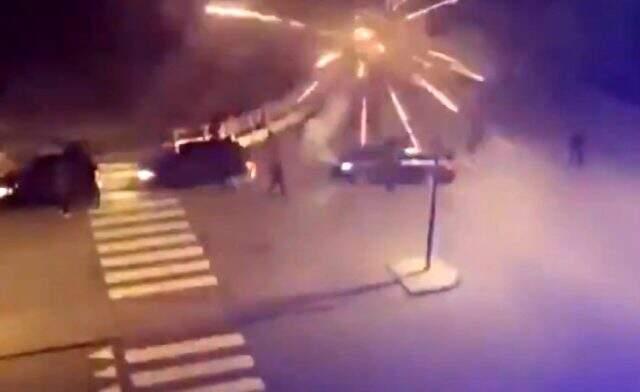 Kopenhag taraftarları, Başakşehir'in kaldığı otelin önünde havai fişek patlattı Kopenhag taraftarları, Başakşehir'in kaldığı otelin önünde havai fişek patlattı
