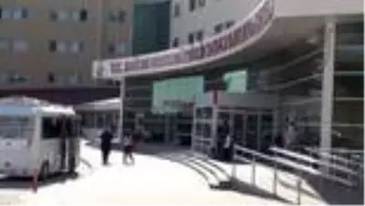 Koronavirüs tedavisi gören sevgilisine hastane önünde evlilik teklif etti Koronavirüs tedavisi gören sevgilisine hastane önünde evlilik teklif etti