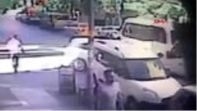 KÜÇÜKÇEKMECE'DE AMBULANS KAZASI KAMERADA KÜÇÜKÇEKMECE'DE AMBULANS KAZASI KAMERADA
