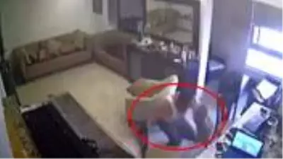 Lübnanlı babanın patlama anında oğlunu korumaya çalıştığı anlar kameraya böyle yansıdı Lübnanlı babanın patlama anında oğlunu korumaya çalıştığı anlar kameraya böyle yansıdı