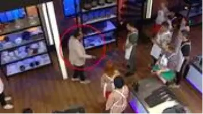 Mutfak ekipmanlarını yerde gören Mehmet Yalçınkaya küplere bindi! Tüm yarışmacıları azarladı Mutfak ekipmanlarını yerde gören Mehmet Yalçınkaya küplere bindi! Tüm yarışmacıları azarladı