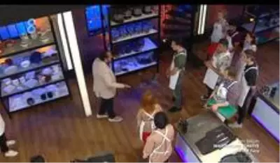 Mutfak ekipmanlarını yerde gören Mehmet Yalçınkaya küplere bindi! Tüm yarışmacıları azarladı Mutfak ekipmanlarını yerde gören Mehmet Yalçınkaya küplere bindi! Tüm yarışmacıları azarladı