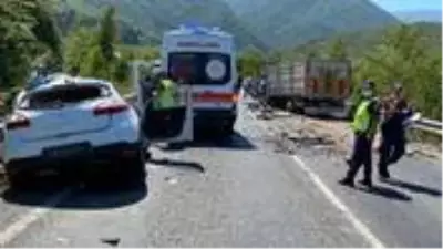 Otomobil ile kamyonun çarpıştığı kazada can pazarı yaşandı: 2 ölü, 3 yaralı Otomobil ile kamyonun çarpıştığı kazada can pazarı yaşandı: 2 ölü, 3 yaralı