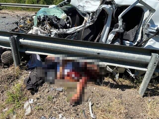 Otomobil ile kamyonun çarpıştığı kazada can pazarı yaşandı: 2 ölü, 3 yaralı Otomobil ile kamyonun çarpıştığı kazada can pazarı yaşandı: 2 ölü, 3 yaralı