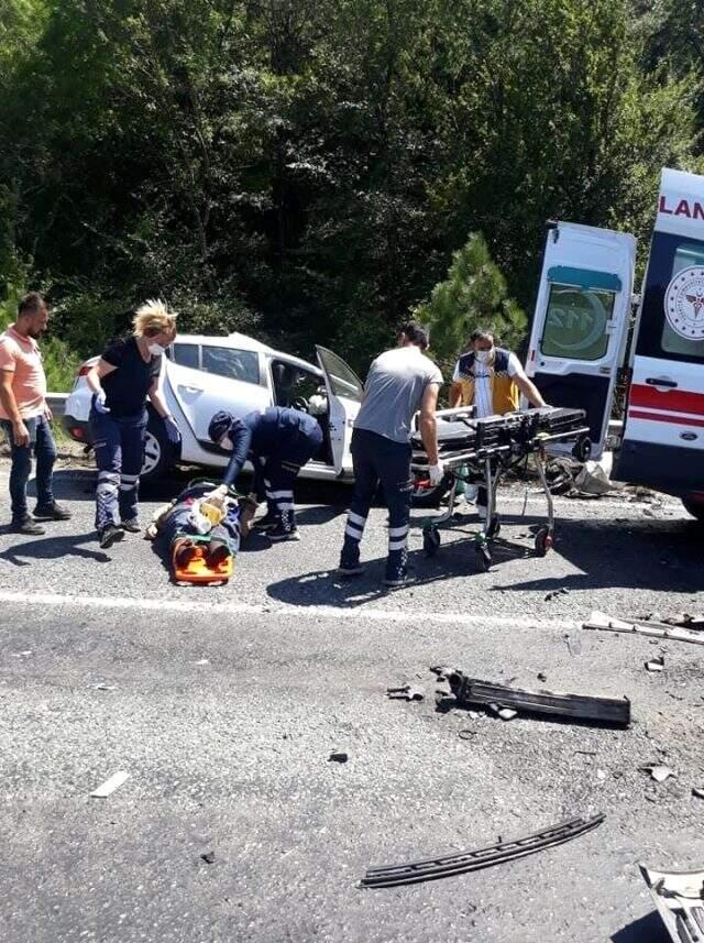 Otomobil ile kamyonun çarpıştığı kazada can pazarı yaşandı: 2 ölü, 3 yaralı Otomobil ile kamyonun çarpıştığı kazada can pazarı yaşandı: 2 ölü, 3 yaralı