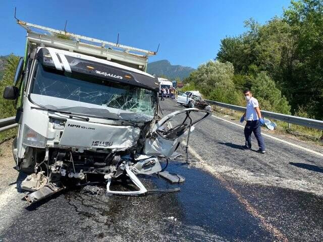 Otomobil ile kamyonun çarpıştığı kazada can pazarı yaşandı: 2 ölü, 3 yaralı Otomobil ile kamyonun çarpıştığı kazada can pazarı yaşandı: 2 ölü, 3 yaralı