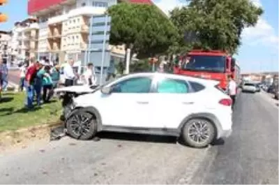 Otomobiller kavşakta çarpıştı: 3 yaralı Otomobiller kavşakta çarpıştı: 3 yaralı