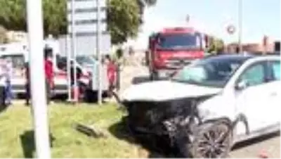 Otomobiller kavşakta çarpıştı: 3 yaralı Otomobiller kavşakta çarpıştı: 3 yaralı