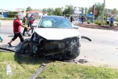 Otomobiller kavşakta çarpıştı: 3 yaralı Otomobiller kavşakta çarpıştı: 3 yaralı