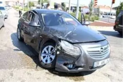 Otomobiller kavşakta çarpıştı: 3 yaralı Otomobiller kavşakta çarpıştı: 3 yaralı