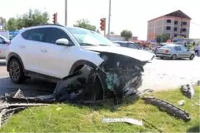 Otomobiller kavşakta çarpıştı: 3 yaralı Otomobiller kavşakta çarpıştı: 3 yaralı
