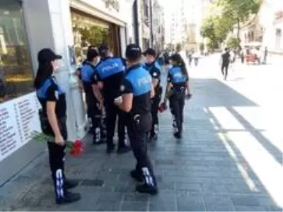Polisler İstiklal Caddesi'nde KADES'i tanıttı Polisler İstiklal Caddesi'nde KADES'i tanıttı