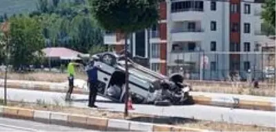 Refüje çarpan hafif ticari araç devrildi: 2 yaralı Refüje çarpan hafif ticari araç devrildi: 2 yaralı