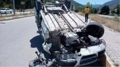 Refüje çarpan hafif ticari araç devrildi: 2 yaralı Refüje çarpan hafif ticari araç devrildi: 2 yaralı