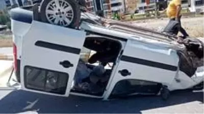 Refüje çarpan hafif ticari araç devrildi: 2 yaralı Refüje çarpan hafif ticari araç devrildi: 2 yaralı