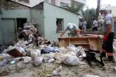 Sahibinin hayatını kaybettiği evden 3 kamyon çöp çıkarıldı Sahibinin hayatını kaybettiği evden 3 kamyon çöp çıkarıldı