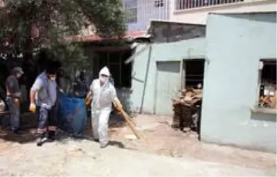 Sahibinin hayatını kaybettiği evden 3 kamyon çöp çıkarıldı Sahibinin hayatını kaybettiği evden 3 kamyon çöp çıkarıldı