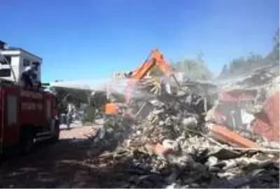 Şehit Nusret Parkı hizmet binası yıkıldı Şehit Nusret Parkı hizmet binası yıkıldı