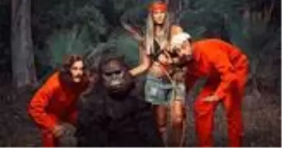 Sen Sağ Ben Selamet konusu nedir? Sen Sağ Ben Selamet filmi oyuncuları kimlerdir? Sen Sağ Ben Selamet filmi nerede çekildi? Sen Sağ Ben Selamet konusu nedir? Sen Sağ Ben Selamet filmi oyuncuları kimlerdir? Sen Sağ Ben Selamet filmi nerede çekildi?