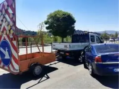 Seyir halindeki otomobil yol çizgi aracına çarptı: 1 yaralı Seyir halindeki otomobil yol çizgi aracına çarptı: 1 yaralı