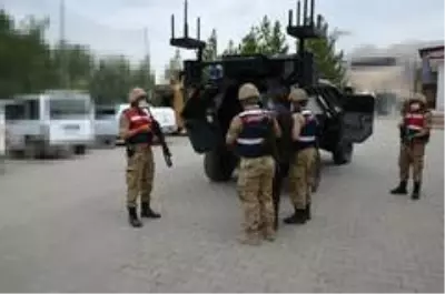 Siirt'te 2 kişiyi öldürdüğü iddia edilen zanlı yakalandı Siirt'te 2 kişiyi öldürdüğü iddia edilen zanlı yakalandı