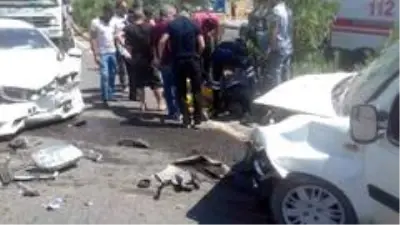 Siirt'te trafik kazası: 4 yaralı Siirt'te trafik kazası: 4 yaralı