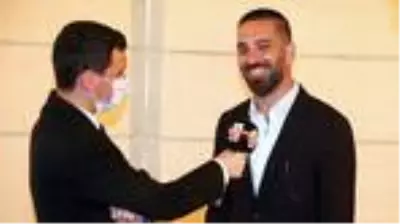 Son Dakika: Galatasaray, Arda Turan'la resmi sözleşme imzaladı Son Dakika: Galatasaray, Arda Turan'la resmi sözleşme imzaladı