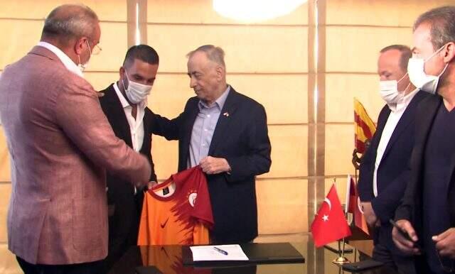 Son Dakika: Galatasaray, Arda Turan'la resmi sözleşme imzaladı Son Dakika: Galatasaray, Arda Turan'la resmi sözleşme imzaladı