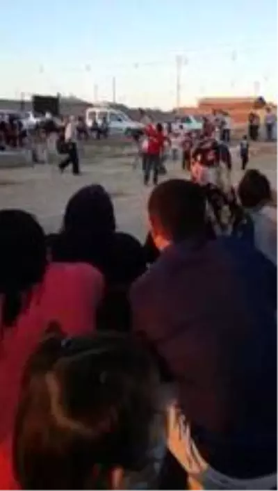 Sosyal mesafeye uyulmayan düğünde magandalar, küçük çocuklara ateş açtırdı Sosyal mesafeye uyulmayan düğünde magandalar, küçük çocuklara ateş açtırdı