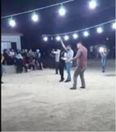 Sosyal mesafeye uyulmayan düğünde magandalar, küçük çocuklara ateş açtırdı Sosyal mesafeye uyulmayan düğünde magandalar, küçük çocuklara ateş açtırdı